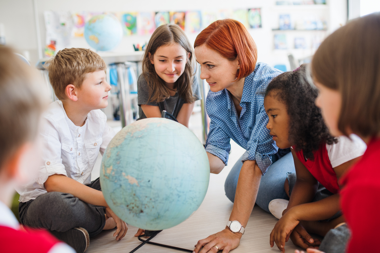 Kinderen rond een wereldbol