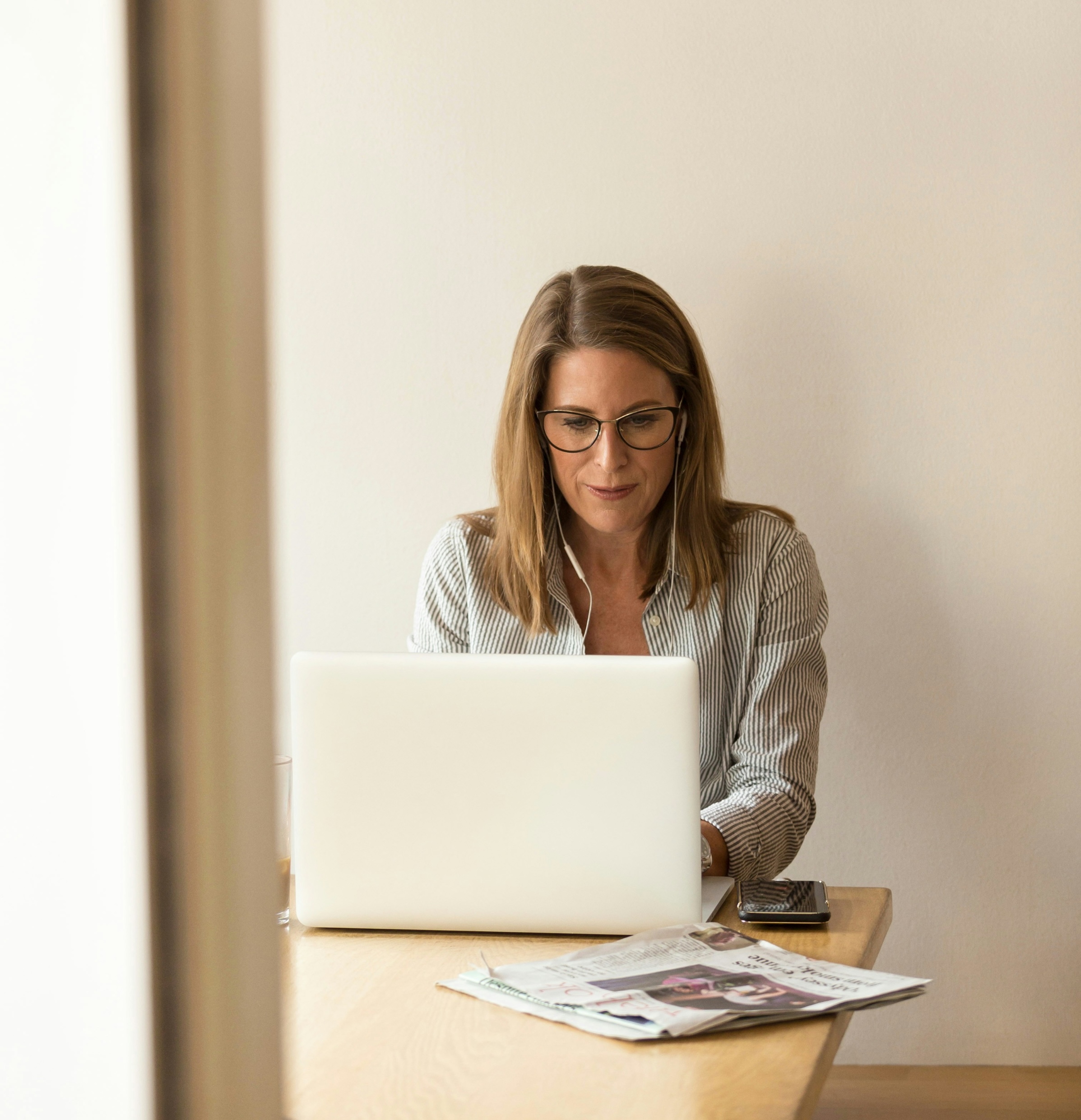 Vrouw achter computer