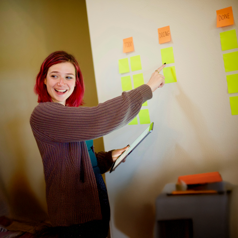 Leerkracht met post-its